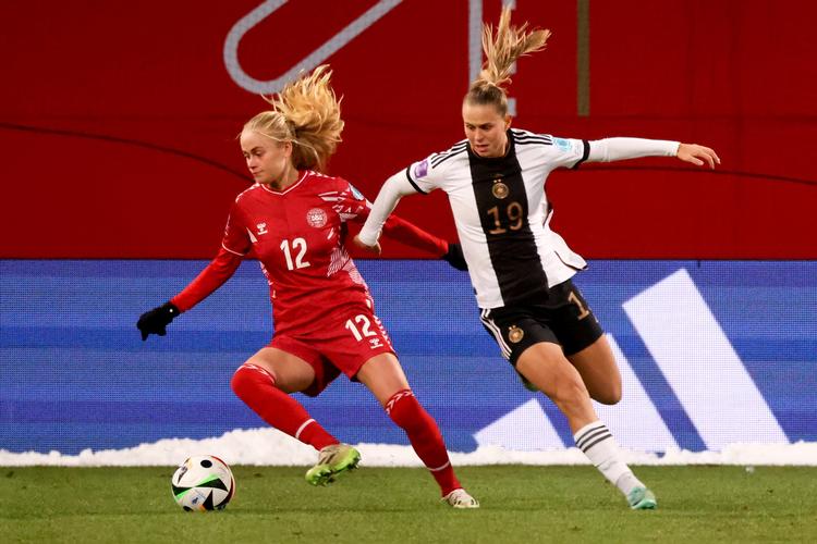 Kathrine Kühl (tv.) viste fine individuelle detaljer i første halvleg i fredagens landskamp mod Tyskland, men var mindre synlig i anden halvleg, hvor Klara Bühl (th.) scorede det afgørende mål til 3-0. Foto: Clemens Bilan/Ritzau Scanpix