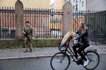 Soldater ved synagogen i København i 2017, hvor de overtog nogle af politiets opgaver.  Foto: Thomas Borberg