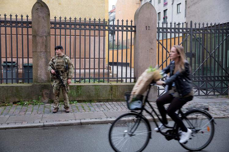 Soldater ved synagogen i København i 2017, hvor de overtog nogle af politiets opgaver.  Foto: Thomas Borberg