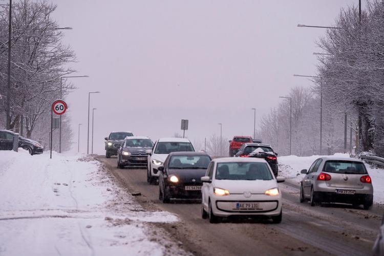 Sneen daler over Århusvej i Randers. Foto: Bo Amstrup/Ritzau Scanpix