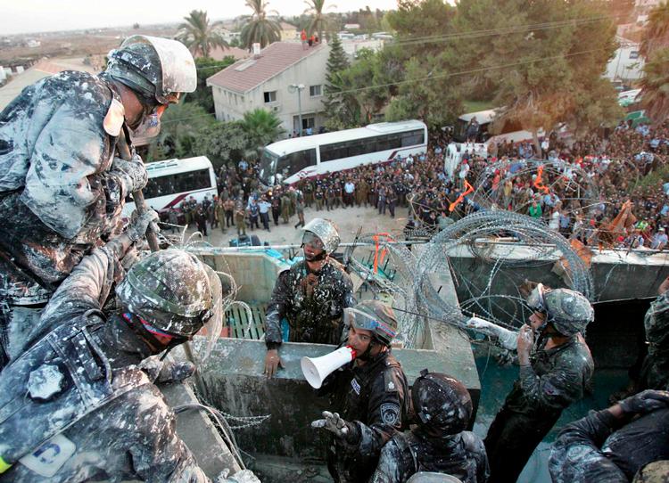Sådan endte det sidste gang, Israel havde bosættelser i Gaza. Heftige sammenstød mellem bosættere og israelske soldater, som tvang de israelske indbyggere ud af området med vandkanoner i august 2005. Her ved synagogen i bosættelseen Kfar Darom. I dag vil nogle af bosætterne tilbage. Foto: Nir Elias/Ritzau Scanpix