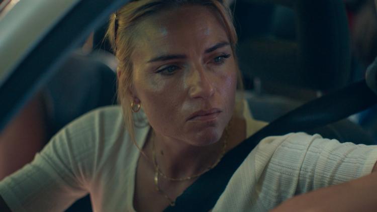 Josehine Park er eminent som kvinde på kanten af nervøst sammenbrud, der lever livet i en moderat hvidvinsbrandert. Foto: Mathias Nyholm Schmidt