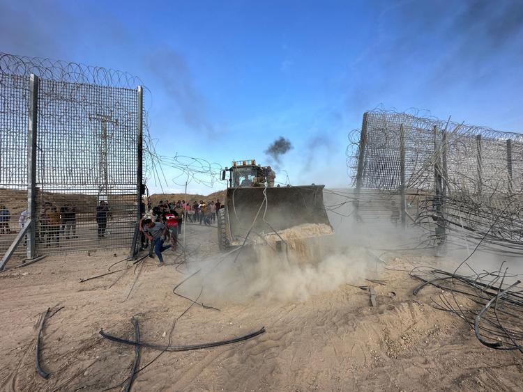 Gerningsmændene smadrede sig bl.a. gennem grænsehegnet med entreprenørmaskiner, så de kunne komme ind i de israelske byer for at voldtage, dræbe og bortføre deres ofre. Foto: Stringer/Ritzau Scanpix