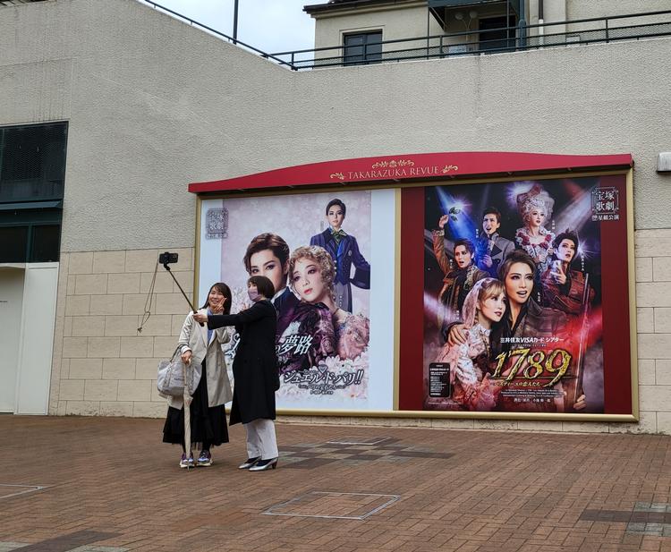 Takarazuka Revy er et japansk teater, hvor kun kvinder spiller rollerne. Skuespillerne lever under strenge regler, hvor det eksempelvis er forbudt at date eller spise offentligt. Og nu er det kommet frem at en ung skuespiller formentlig har begået selvmord . Politiet kalder det 'karoshi', der kan oversættes til ’død af overarbejde’. Foto: Malene Jensen