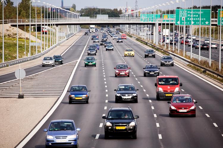 ​Når sorgen ​over tabet af den blå Passat bliver for tung, finder jeg trøst i, at jeg aldrig mere kommer til at ofre fem flade øre på benzin, skriver Hans Davidsen-Nielsen i denne klumme. Foto: Thomas Borberg