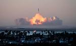 Stadig flere lande har ambitiøse rumprogrammer, fordi prisen for at forlade Jorden er raslet ned. Elon Musks selskab SpaceX har revolutioneret branchen – her opsendes en Starship-raket i november. Musks langsigtede mål er at kolonisere Mars. Foto: Timothy A. Clary/Ritzau Scanpix