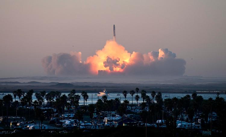 Stadig flere lande har ambitiøse rumprogrammer, fordi prisen for at forlade Jorden er raslet ned. Elon Musks selskab SpaceX har revolutioneret branchen – her opsendes en Starship-raket i november. Musks langsigtede mål er at kolonisere Mars. Foto: Timothy A. Clary/Ritzau Scanpix