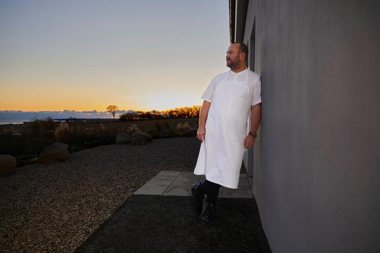 Daniel Berlins nye restaurant, Vyn, er indrettet i en gård, med tilhørende 18 hektar jord, ved Simrishamn i det sydøstlige Skåne. Fra restauranten er der udsigt til Østersøen. 