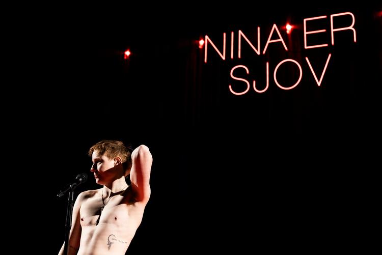 Hvem er ham Nina, der både kan føre sig selvsikkert frem på mandet standup-vis og blotte sin kønnede skrøbelighed? Foto: Maria Albrechtsen Mortensen