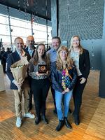 Så glade var de ansatte, da Danhostel Skanderborg Vandrerhjem fik Det Økologiske Spisemærke i bronze.  Det er indehaver Pernille Elsner, der står med prisen i hænderne.  