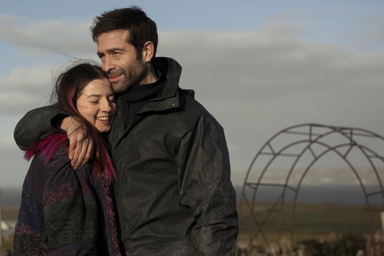 Danske Thomas Levin spiller Val Aherns nye kæreste. Her ses han med datteren Ingrid, hvis rolle spilles af Hazel Doupe.  Foto: BBC