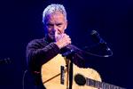 Østre Gasværk Teaters hemmelige gæst viste sig at være sangeren og musikeren Sting, både kendt fra bandet The Police og for en lang solokarriere. Han gav en række numre med sin akustiske guitar. Foto: Finn Frandsen