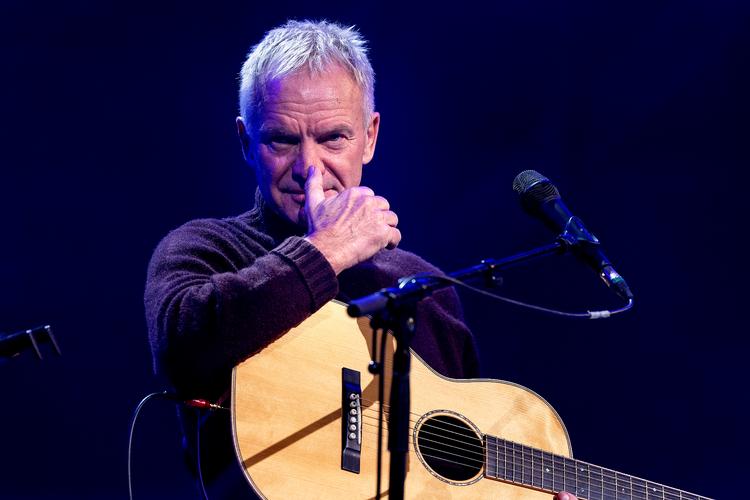 Østre Gasværk Teaters hemmelige gæst viste sig at være sangeren og musikeren Sting, både kendt fra bandet The Police og for en lang solokarriere. Han gav en række numre med sin akustiske guitar. Foto: Finn Frandsen