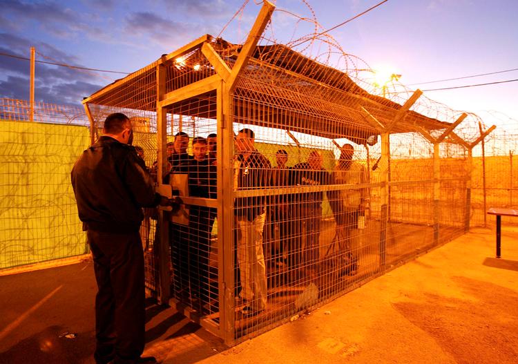 Ketziot-fængslet i Negev-ørkenen i Israel bliver beskrevet som en »kirkegård for de levende« af en palæstinenser, som for nylig blev løsladt af Israel som modydelse for frigivelsen af nogle af de gidsler, der er taget til fange af Hamas. Foto: Ronen Zvulun/Ritzau Scanpix