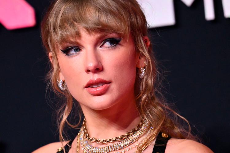 Det er en politisk sværvægter, der ligger i toppen, men med i top-5 ligger nu på Forbes' liste over  verdens mest indflydelsesrige kvinder sanger og sangskriver Taylor Swift – her på sin Eras Tour i Californien i sommer. Foto: Angela Weiss/Ritzau Scanpix