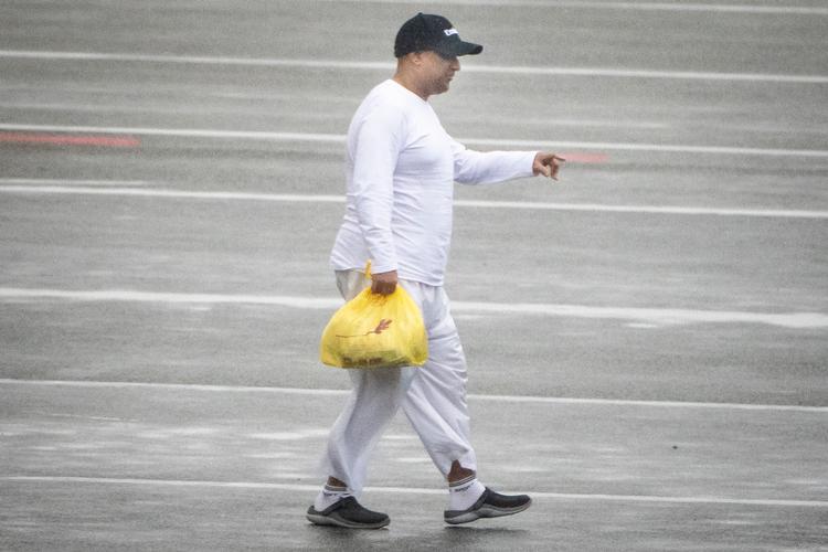 Sanjay Shah ankom til Kastrup Lufthavn onsdag 6. december under stor mediebevågenhed. Han  er tiltalt i en stor sag om svindel med udbytteskat. I april besluttede Højesteret i Dubai, at Sanjay Shah kunne udleveres til Danmark, men det er først sket nu. Foto: Mads Claus Rasmussen/Ritzau Scanpix