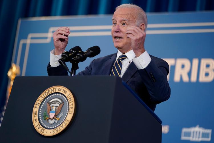 Præsident Joe Biden  ved topmøde i indenrigsministeriet. Han kalder det »helt vanvittigt«  at fortsættelse af hjælpen til Ukraine endnu ikke er vedtaget.  Foto: Evan Vucci/Ritzau Scanpix