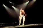 Queen-forsangeren Freddie Mercury dukker op i en 2023-udgave, når man googler fotos af ham - uagtet at han har været død siden 1991. Her er det dog den ægte vare fra en koncert i Stockholm i 1982. Foto: Fryderyk Gabowicz/Ritzau Scanpix