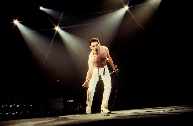 Queen-forsangeren Freddie Mercury dukker op i en 2023-udgave, når man googler fotos af ham - uagtet at han har været død siden 1991. Her er det dog den ægte vare fra en koncert i Stockholm i 1982. Foto: Fryderyk Gabowicz/Ritzau Scanpix
