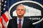 USA's justitsminister Merrick Garland har meddelt, at der nu er rejst tiltale ved en domstol i Virginia mod fire navngivne russere, der er anklaget for at have mishandlet en civil amerikansk statsborger under besættelsen af en landsby i Ukraine. Foto: Mandel Ngan/Ritzau Scanpix