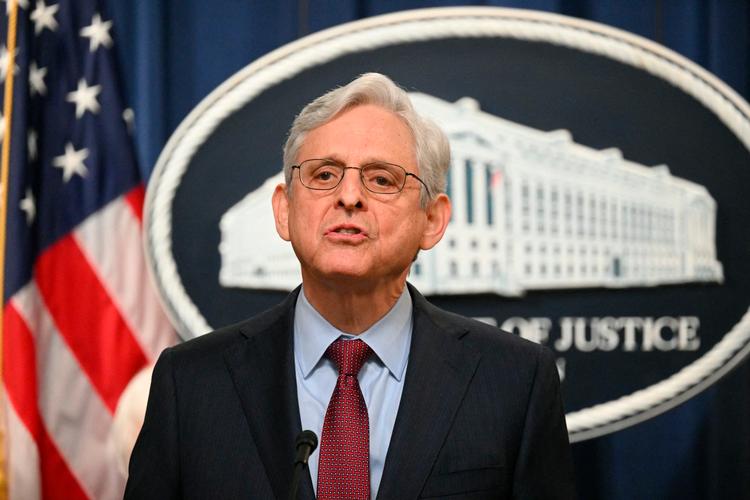 USA's justitsminister Merrick Garland har meddelt, at der nu er rejst tiltale ved en domstol i Virginia mod fire navngivne russere, der er anklaget for at have mishandlet en civil amerikansk statsborger under besættelsen af en landsby i Ukraine. Foto: Mandel Ngan/Ritzau Scanpix