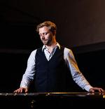 Pianisten Kristoffer Hyldig giver internationale konkurrenter baghjul med årets album, der fokuserer på komponisten Olivier Messiaen. Foto: Pau Cordina Masferrer