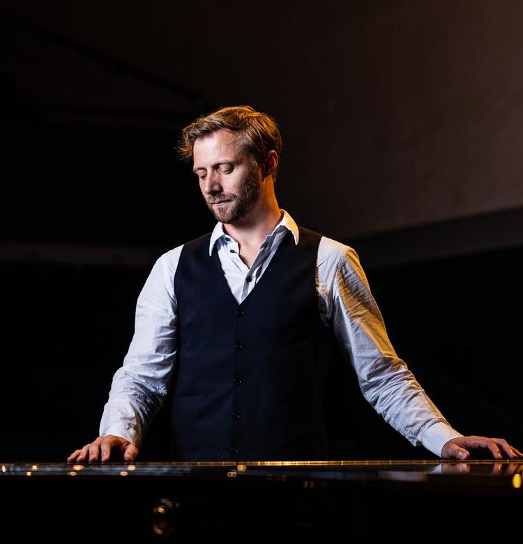 Pianisten Kristoffer Hyldig giver internationale konkurrenter baghjul med årets album, der fokuserer på komponisten Olivier Messiaen. Foto: Pau Cordina Masferrer