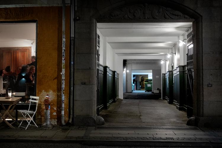     En række beboere i Indre By er gået sammen om en kampagne, der vil sætte fokus på voldtægter i nattelivet. Beboerne har selv oplevet at skulle hjælpe og trøste unge i porte og opgange i området. Foto: Finn Frandsen