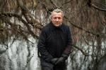Selv om det er mange år siden, Jakob Kvist selv arbejdede som journalist, følger han intenst med og læser aviser i hobetal hver dag. »Jeg går ind i 2024 med en voldsom blanding af nysgerrighed og bekymring«, lyder det fra fødselaren. Foto: Gregers Tycho/RITZAU