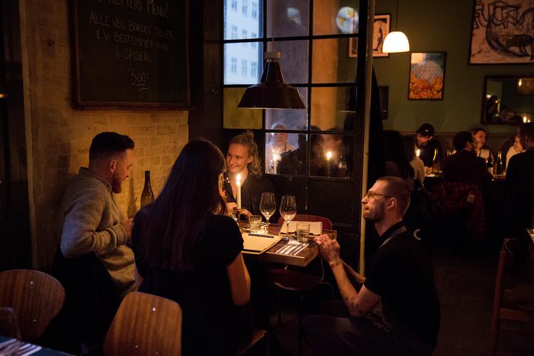 Hos restauranten Omar på Nørrebro oplever de mange gæster, der ikke dukker op til deres booking, fortæller ejer Simon Leo.  Foto: Louise Herrche Serup
