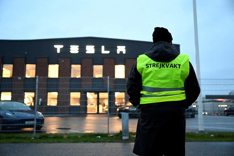 I Sverige har der siden slutningen af oktober været strejke mod Tesla. Det skyldes, at bilproducenten nægter at indgå overenskomst for sine ansatte i Sverige Foto: Tt News Agency/Ritzau Scanpix