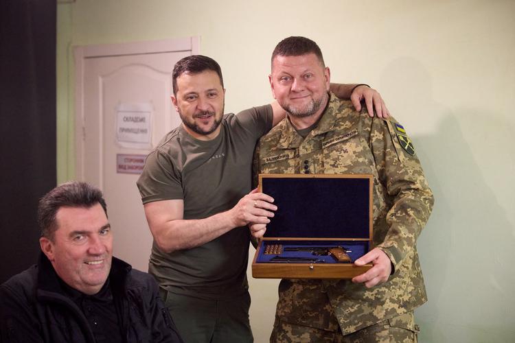 Ukraines præsident, Volodymyr Zelenskyj, forærede i slutningen af juli en fin pistol til Valerij Zaluzjnyj, den øverste chef for de ukrainske styrker. Hædersbevisningen skulle signalere, at alt var godt mellem politik og militær. Foto: Ukrainian Presidential Press Ser/Ritzau Scanpix