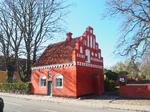 Den røde bygning i Skælskør dannede ramme om byens lille latinskole indtil 1739. Herefter blev den overtaget af byens største købmand, der indrettede den til fribolig for et par fattige familier. Foto: Kenn Tarbensen
