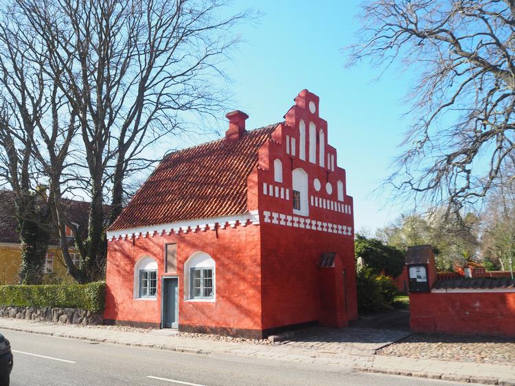 Den røde bygning i Skælskør dannede ramme om byens lille latinskole indtil 1739. Herefter blev den overtaget af byens største købmand, der indrettede den til fribolig for et par fattige familier. Foto: Kenn Tarbensen