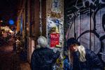 Torsdag aften gik Mathilde Høyberg (th.) og Nana Nørgaard (tv.) – to af kræfterne bag kampagnen – igang med at hænge plakater op i Pisserenden. Foto: Mads Nissen
