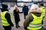 Strejken for at få overenskomst med Tesla i Sverige tiltrækker sig opmærksomhed. Her er socialdemokraternes medlem af Europa-Parlamentet Heléne Fritzon hos strejkevagterne ved Tesla i Malmø. Foto: 50090 Johan Nilsson/tt/Ritzau Scanpix