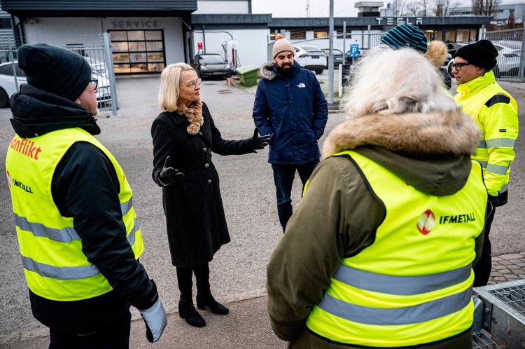 Strejken for at få overenskomst med Tesla i Sverige tiltrækker sig opmærksomhed. Her er socialdemokraternes medlem af Europa-Parlamentet Heléne Fritzon hos strejkevagterne ved Tesla i Malmø. Foto: 50090 Johan Nilsson/tt/Ritzau Scanpix