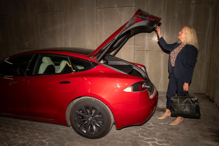 HK-formand Anja C. Jensen købte sin Tesla Model S Long Range i 2020. For egne penge, og før hun blev formand. Og hun har ingen planer om at sælge den. Foto: Søren Bidstrup/Ritzau Scanpix