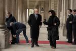 May el-Toukhy var i Storbritannien i et år for at lave de to afsnit til 'The Crown'. Her instruerer hun skuespilleren Jonathan Pryce, der spiller rollen som prins Philip. Foto: PR-foto: Netflix