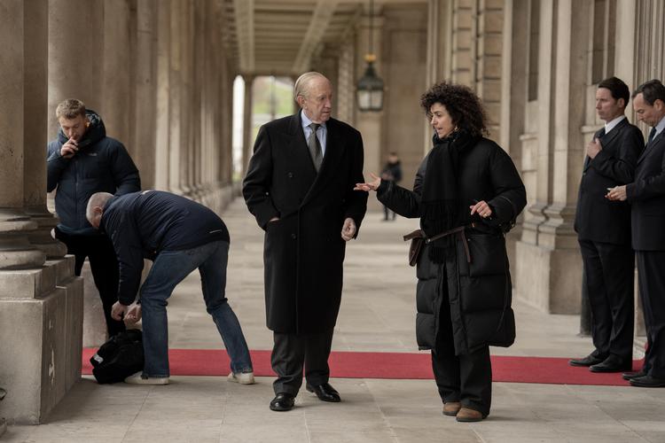 May el-Toukhy var i Storbritannien i et år for at lave de to afsnit til 'The Crown'. Her instruerer hun skuespilleren Jonathan Pryce, der spiller rollen som prins Philip. Foto: PR-foto: Netflix
