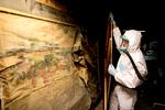 Lolland-Falster Museum har passet på over 300.000 genstande. Men mangel på støtte til ordentlige forhold har tidligere givet skimmelsvarmp i dele af samlingen, som en medarbejder her er ved at rydde op i. Foto: Finn Frandsen