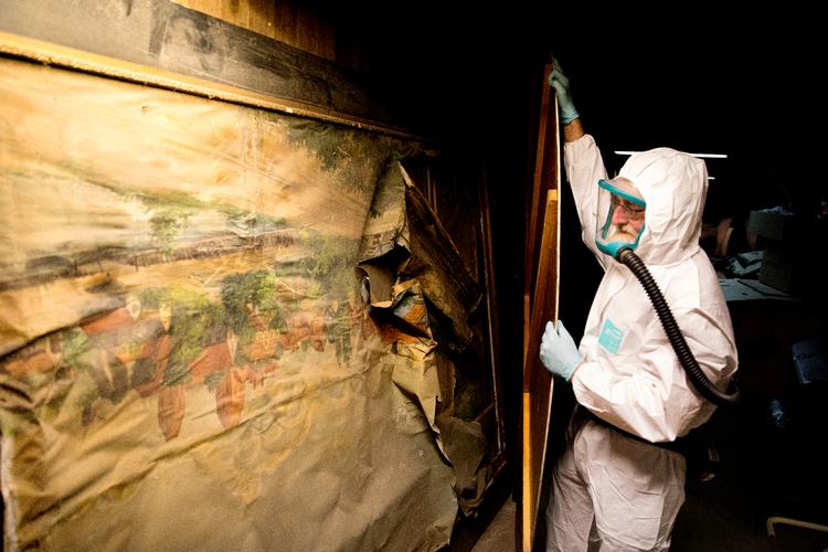 Lolland-Falster Museum har passet på over 300.000 genstande. Men mangel på støtte til ordentlige forhold har tidligere givet skimmelsvarmp i dele af samlingen, som en medarbejder her er ved at rydde op i. Foto: Finn Frandsen