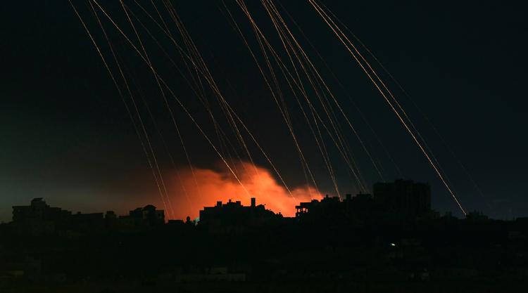 Israels bomber over Gaza har kostet over 17.000 dræbte. Heraf er mindst 63 journalister.  Foto: John Macdougall/Ritzau Scanpix