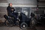 Advokat Mikael Skjødt på den ladcykel, der fragter ham rundt i København og ud til Vestre Fængsel for at besøge Sanjay Shah Foto: Martin Lehmann