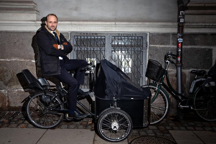 Advokat Mikael Skjødt på den ladcykel, der fragter ham rundt i København og ud til Vestre Fængsel for at besøge Sanjay Shah Foto: Martin Lehmann