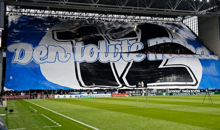 Iøjnefaldende bannere og tifoer er langt fra nyt blandt FCK's fans. Men i efteråret er de gået for vidt, mener i hvert fald Fodboldens Appelinstans. Tifoen her er fra en tidligere kamp. Foto: Jens Dresling