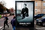 Efter drabet på Samuel Paty gik tusindvis af mennesker på gaden i Frankrig for at forsvare ytringsfriheden. Plakaten her blev hængt op i Conflans-Sainte-Honorinelidt uden for Paris. Foto: Thomas Coex/Ritzau Scanpix