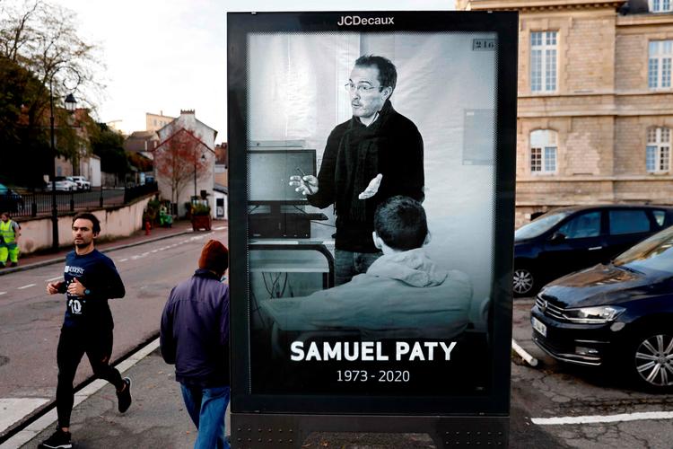 Efter drabet på Samuel Paty gik tusindvis af mennesker på gaden i Frankrig for at forsvare ytringsfriheden. Plakaten her blev hængt op i Conflans-Sainte-Honorinelidt uden for Paris. Foto: Thomas Coex/Ritzau Scanpix