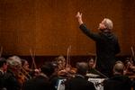 Christoph Gedschold overtager posten som chefdirigent for Copenhagen Phil til sommer. Fredag blev han afbrudt af råb fra salen midt i en symfoni af Bruckner. Foto: Mads Nissen