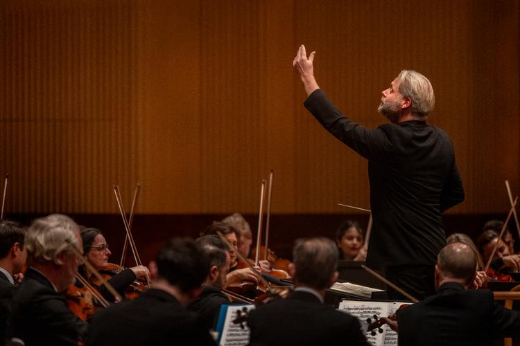 Christoph Gedschold overtager posten som chefdirigent for Copenhagen Phil til sommer. Fredag blev han afbrudt af råb fra salen midt i en symfoni af Bruckner. Foto: Mads Nissen